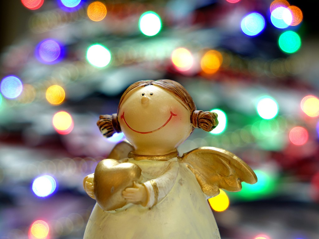 Weihnachtsengel mit bunten Boketlichtern (Quelle: cegoh von pixabax, CC0)