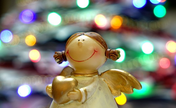 Weihnachtsengel-mit-bunten-Boketlichtern (Quelle: cegoh von pixabax, CC0)