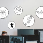 Tipp 5 für Digitale Barrierefreiheit: Word-Dokumente passend erstellen Foto mit Collage: Studierende sitzen im Computerraum, im oberen Bereich 7 Piktogramme mit Darstellungen zu: Schriftgröße, Brailleschrift, Gehirn, Hände, die Gebärdensprache machen, Ohr, Auge, Symbol für Digitale Barrierefreiheit