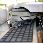 Hilfreiche Handreichungen zum Urheberrecht in der (digitalen) Lehre © janeb13 / pixabay.com / CC 0 (https://pixabay.com/de/pc-computer-apple-bildschirm-1207686/)